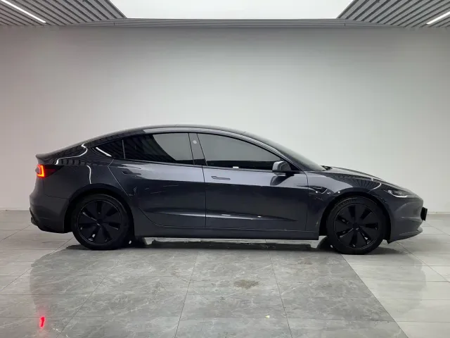 Tesla Model 3 — Фото автомобиля 8