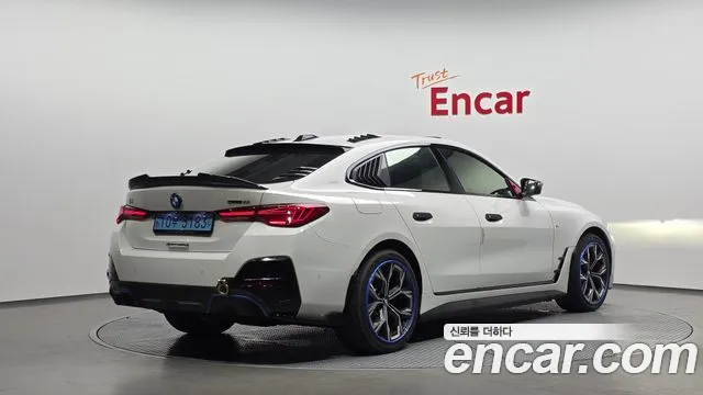 BMW i4 — Фото автомобиля 2