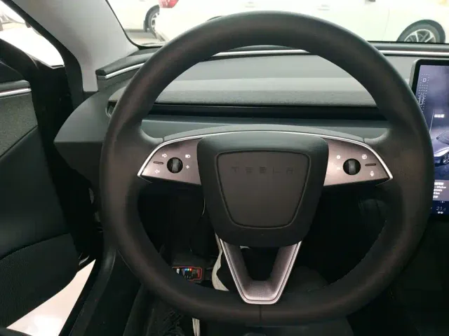 Tesla Model 3 — Фото автомобиля 10