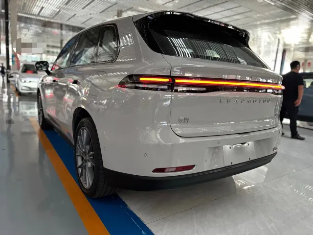 Leapmotor C10 — Фото автомобиля 15