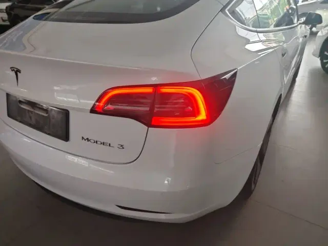 Tesla Model 3 — Фото автомобиля 7