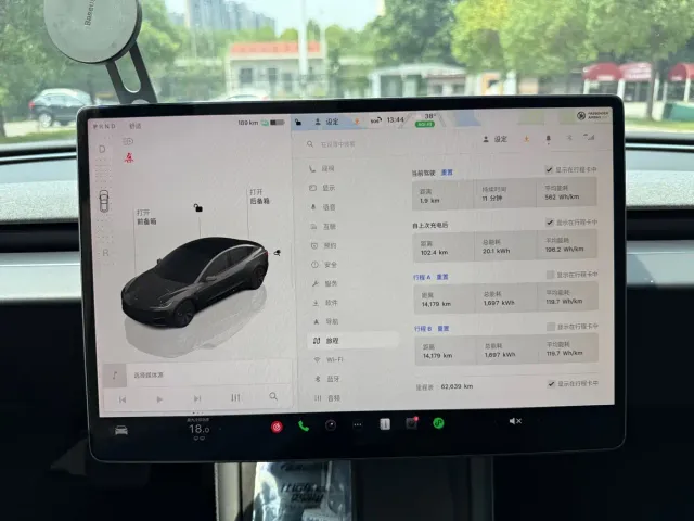 Tesla Model 3 — Фото автомобиля 12