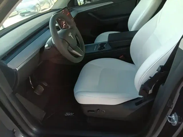 Tesla Model Y — Фото автомобиля 14