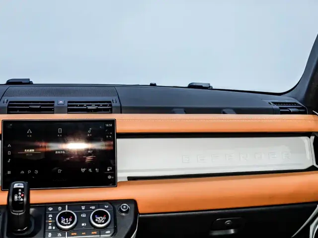 Land Rover Defender — Фото автомобиля 25