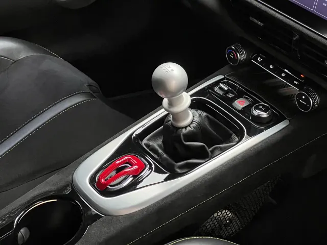 Lotus Emira — Фото автомобиля 14