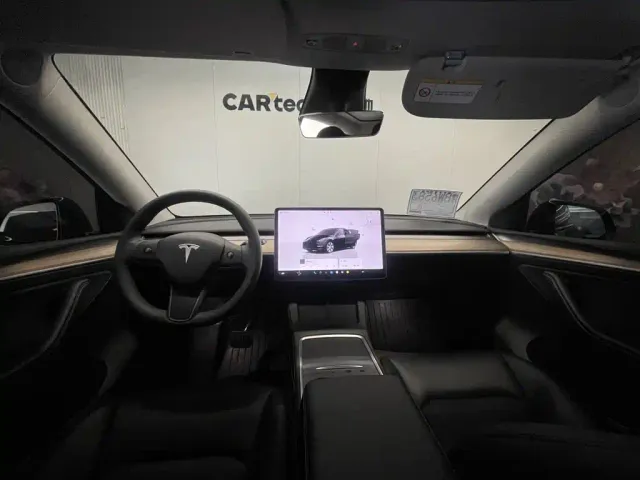 Tesla Model Y — Фото автомобиля 12