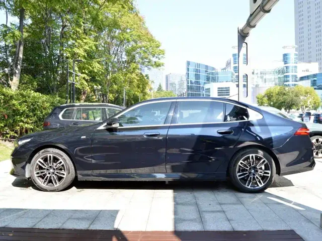 BMW 5 Series — Фото автомобиля 2