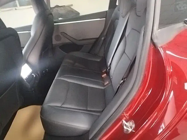 Tesla Model 3 — Фото автомобиля 16
