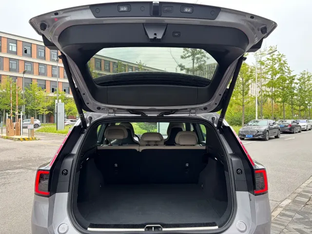 Volvo XC70 Plug-in Hybrid — Фото автомобиля 10