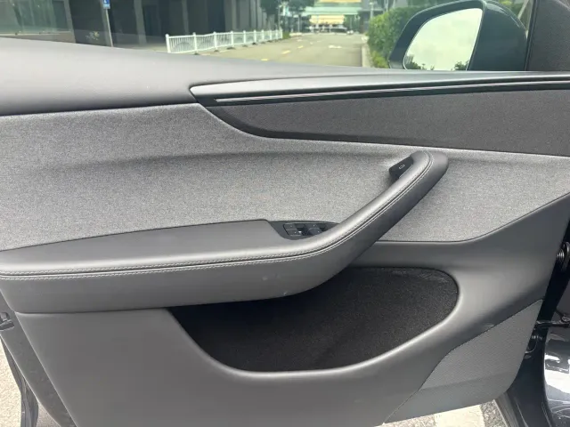 Tesla Model Y — Фото автомобиля 6