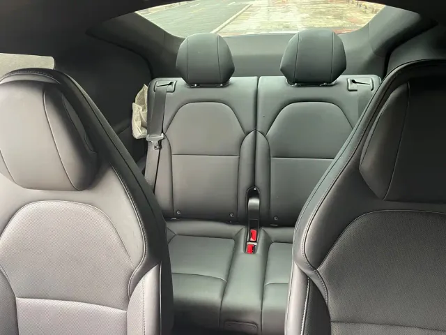 Tesla Model Y L — Фото автомобиля 13