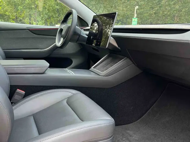 Tesla Model Y — Фото автомобиля 11