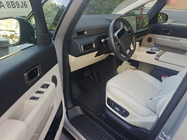 Li Auto MEGA — Фото автомобиля 12