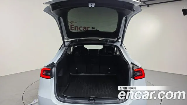 Tesla Model Y — Фото автомобиля 17