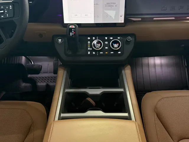 Land Rover Defender — Фото автомобиля 16