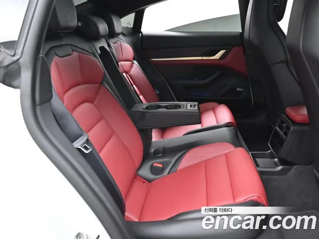 Porsche Taycan — Фото автомобиля 12