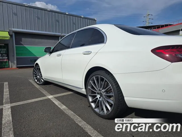 Mercedes-Benz E-Class — Фото автомобиля 4