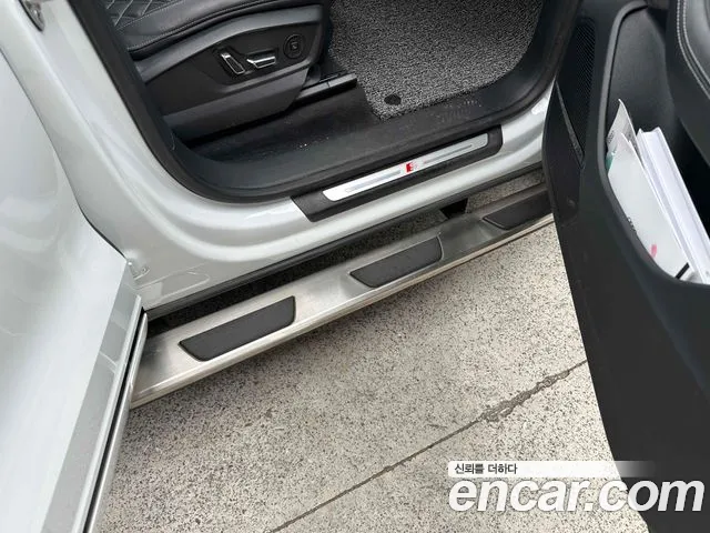 Audi Q8 55 TFSI quattro Premium — Фото автомобиля 18