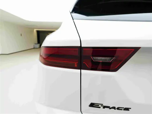 Jaguar E-PACE — Фото автомобиля 9