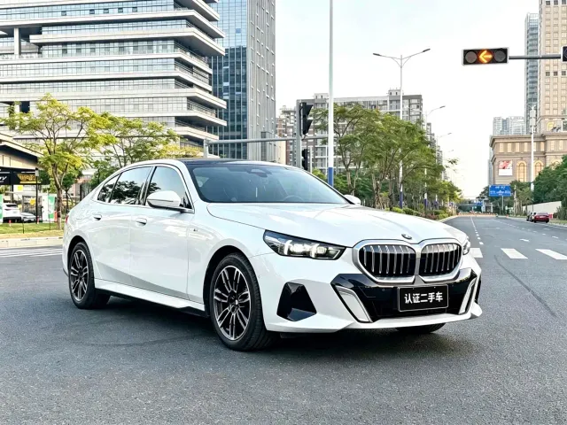 BMW 5 Series — Фото автомобиля 3