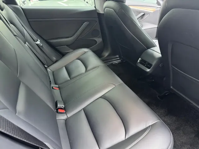Tesla Model 3 — Фото автомобиля 7