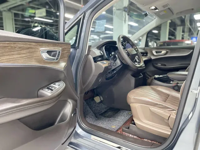 Roewe iMAX8 — Фото автомобиля 13