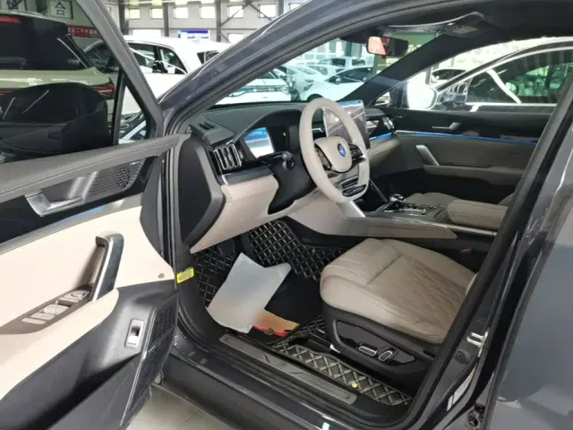 BYD Tang — Фото автомобиля 15