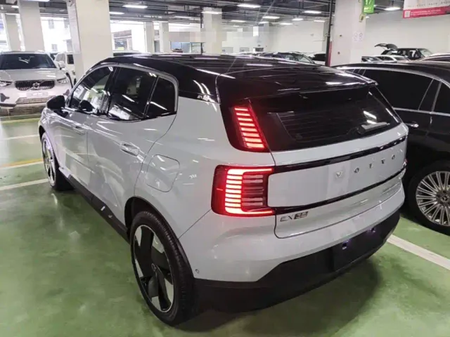 Volvo EX30 — Фото автомобиля 4