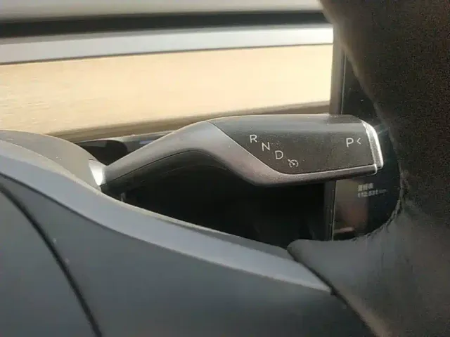 Tesla Model Y — Фото автомобиля 13