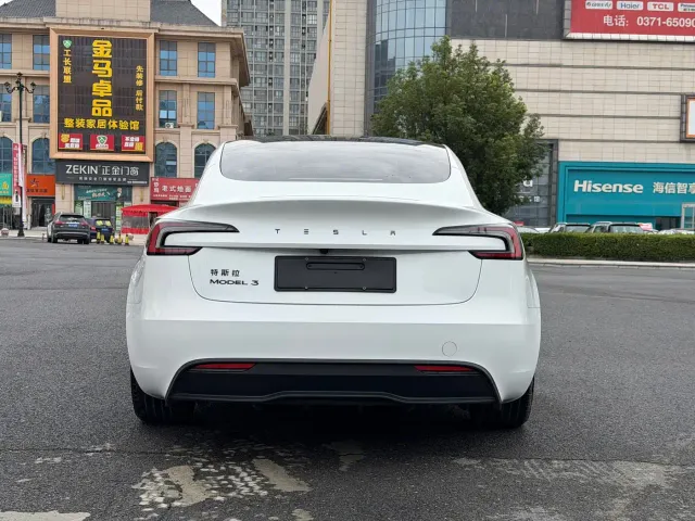 Tesla Model 3 — Фото автомобиля 11
