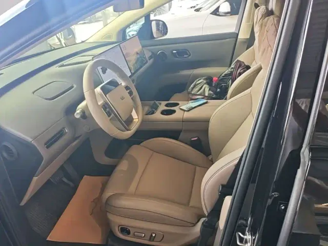 Li Auto i8 — Фото автомобиля 14