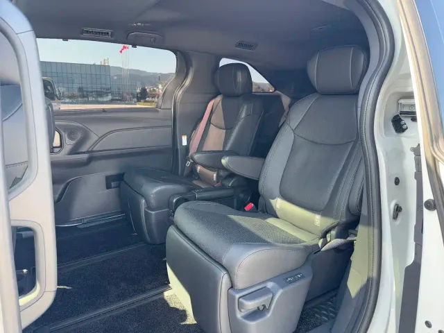Toyota Sienna — Фото автомобиля 12