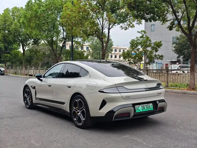 Xiaomi SU7 — Фото автомобиля 15