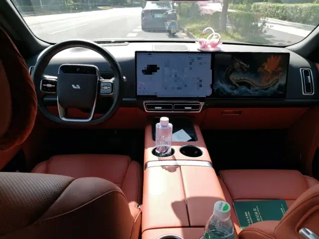 Li Auto L8 — Фото автомобиля 10