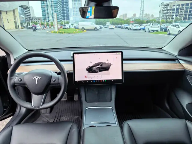 Tesla Model 3 — Фото автомобиля 5