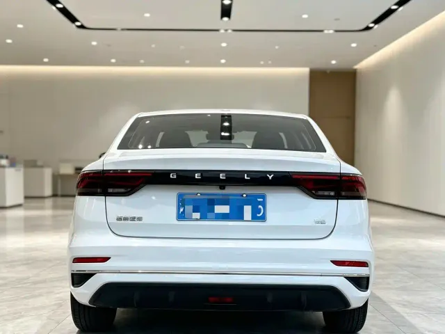 Geely Emgrand — Фото автомобиля 6