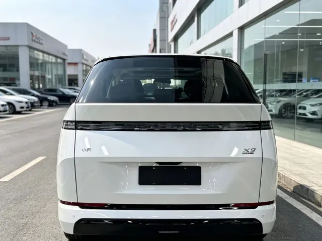 Xpeng X9 — Фото автомобиля 11