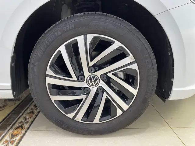 Volkswagen Lavida — Фото автомобиля 15