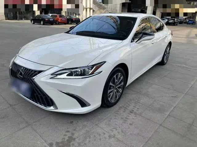 Фотография автомобиля — Lexus ES