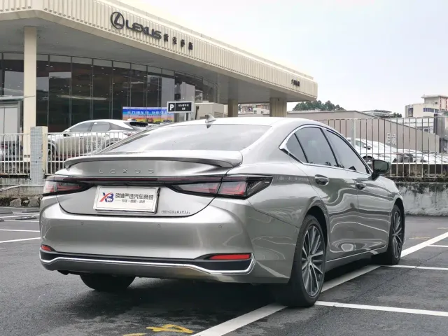 Lexus ES — Фото автомобиля 7