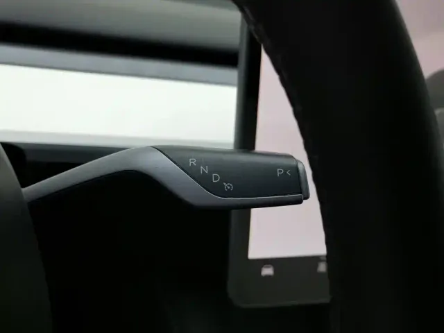 Tesla Model Y — Фото автомобиля 13