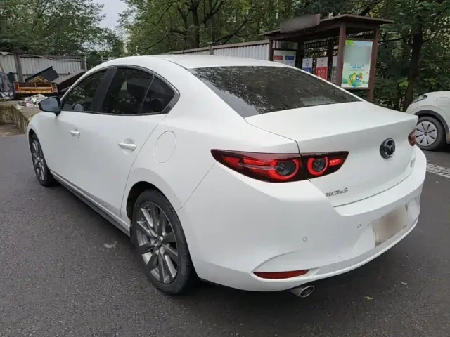 Mazda Axela — Фото автомобиля 4