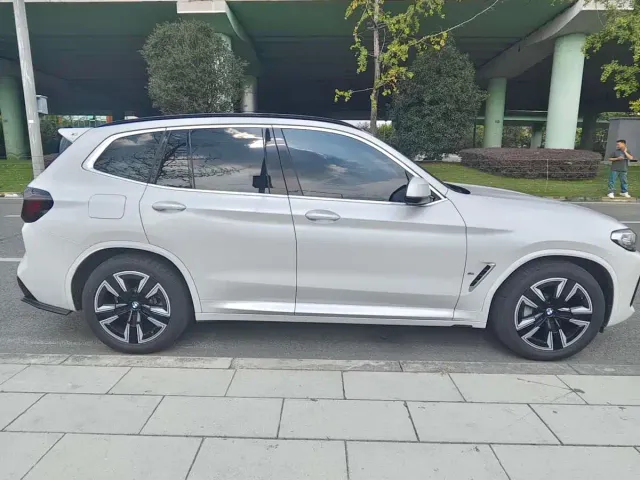 BMW iX3 — Фото автомобиля 4