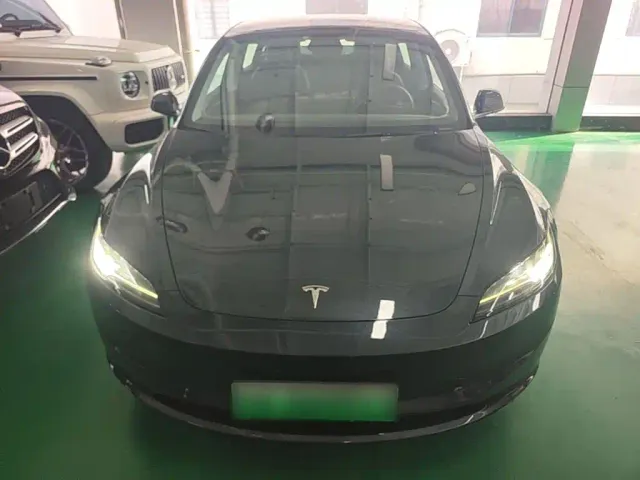 Tesla Model 3 — Фото автомобиля 2