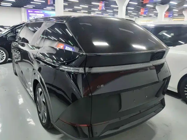 Xpeng X9 — Фото автомобиля 4
