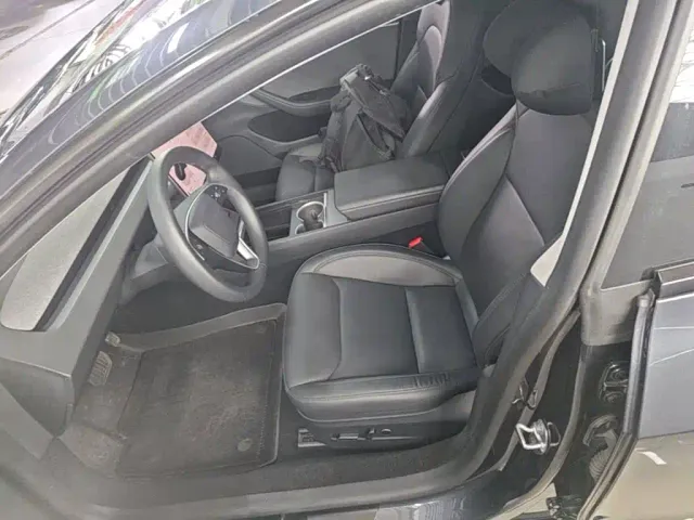 Tesla Model 3 — Фото автомобиля 10