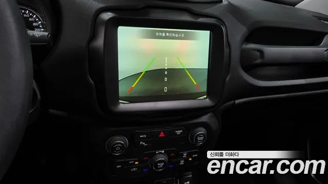 Jeep Renegade — Фото автомобиля 14