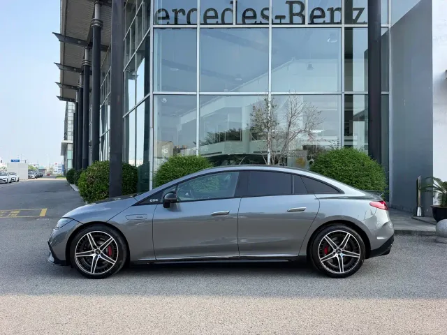 Mercedes-Benz EQE AMG — Фото автомобиля 9