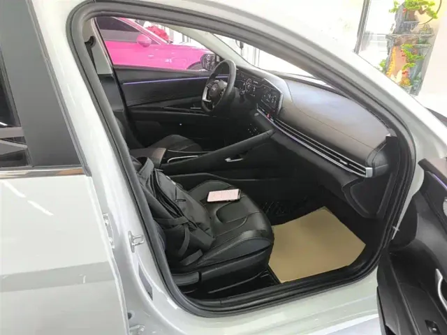 Hyundai Elantra — Фото автомобиля 24