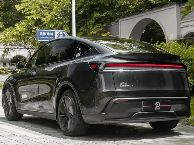 Tesla Model Y — Фото автомобиля 6